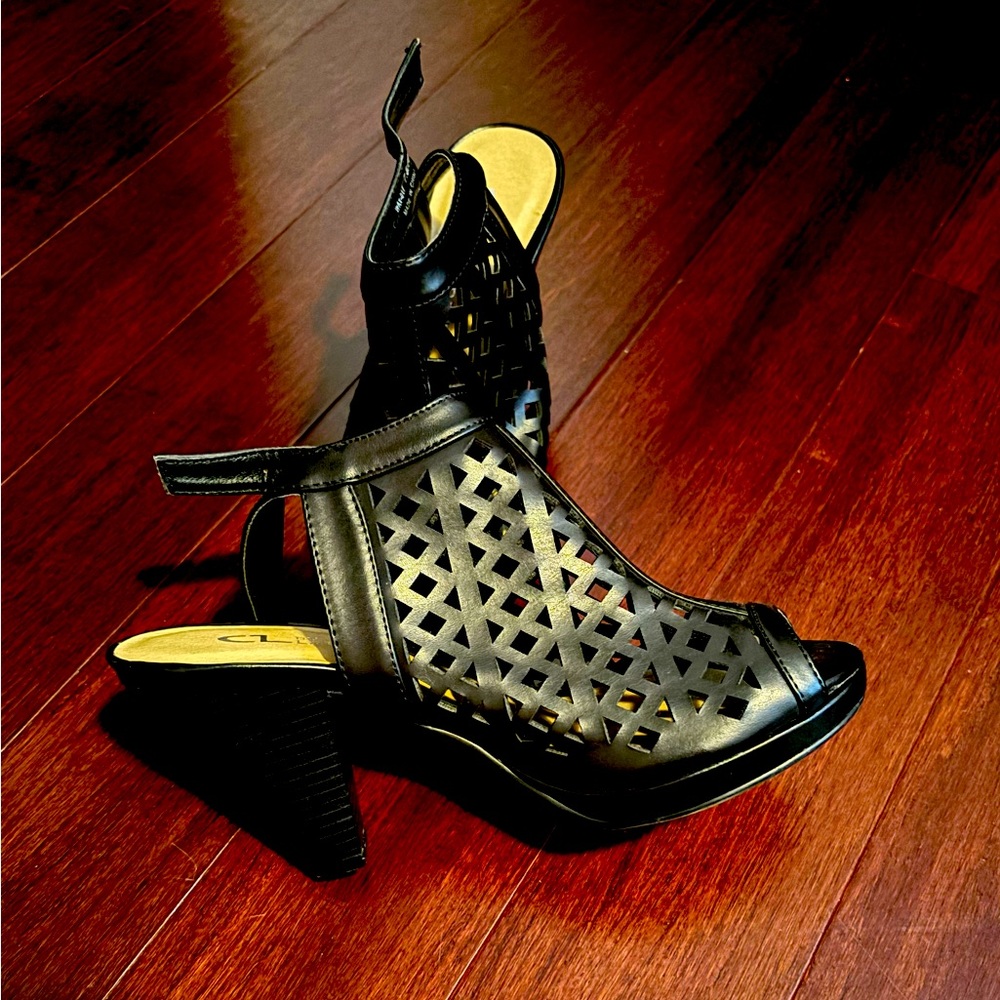 NWOT CL by Laundry heels.